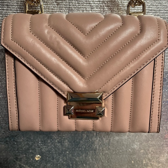 Micheal Kors purse - Picture 3 of 8